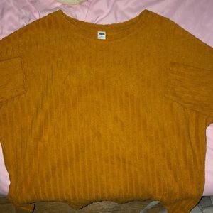 Size small but is on the bigger side. Old Navy sweater, 3/4 sleeve.